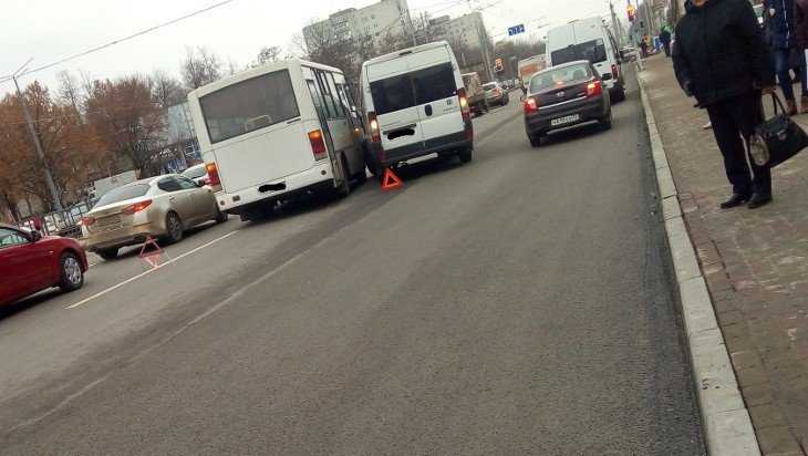 В Брянске в битве за пассажиров водители маршруток устроили ДТП