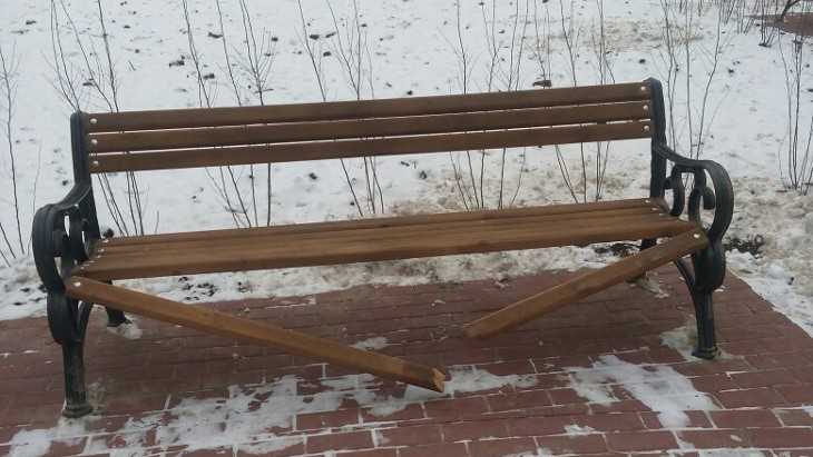 В обновленном сквере Морозова в Бежице вандалы уже сломали скамейку