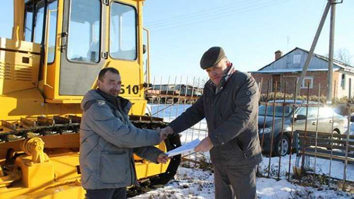 В Погарском районе за счет казны построили полигон и купили трактор
