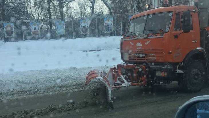 Брянские дорожники дали первый бой снегопаду