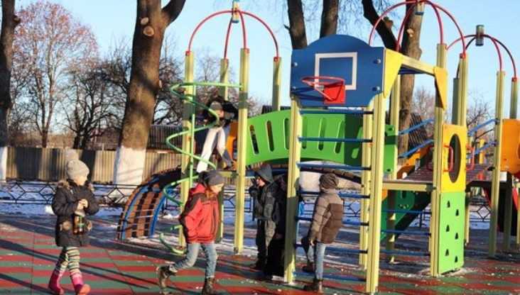 В Клинцовском районе преобразили 13 дворов и детские площадки