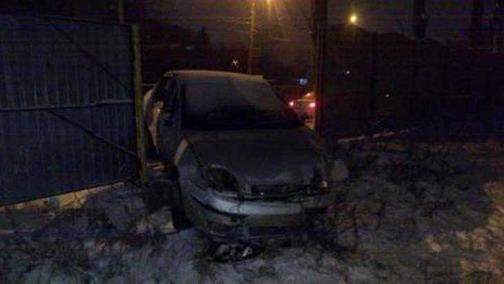 В Брянске водитель Ford врезался в забор и покалечил пассажира