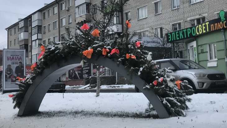 В Брянске на Московском проспекте появились новогодние «клумбы»