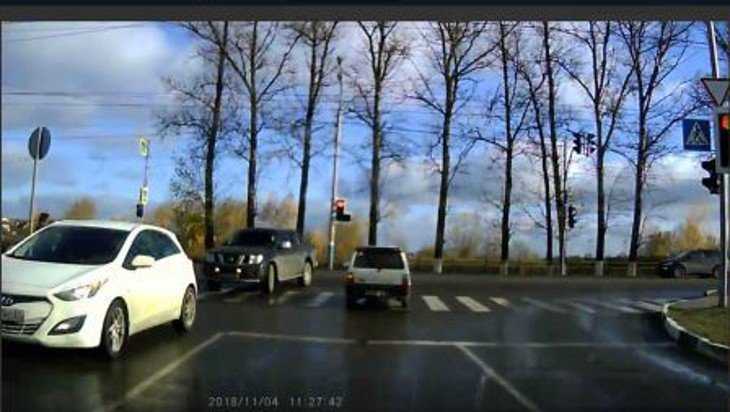 Брянскую автомобилистку наказали по видео за проезд на красный свет