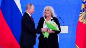 Путин наградил помогающую брянским детям ирландку Дебби Диган