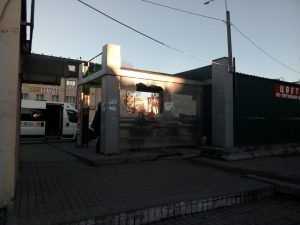 В Брянске на Новостройке вандалы разгромили остановку транспорта