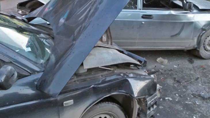 В Клинцах столкнулись три автомобиля ВАЗ – пострадали два человека