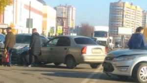 В Брянске в ДТП с тремя автомобилями пострадали два человека