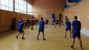 Ученики брянской школы сыграли в волейбол с осужденными сверстниками