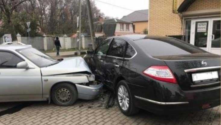 В Брянске 69-летний водитель ВАЗ протаранил Nissan – ранена пенсионерка