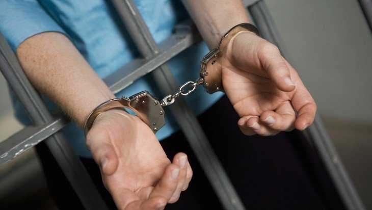 Арестован житель Брянска, обещавший устроить парня в полицию