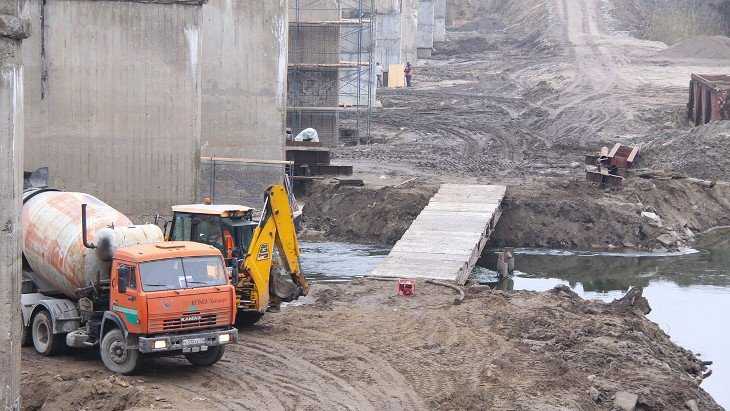 В Брянске у Первомайского моста начали строить временную переправу