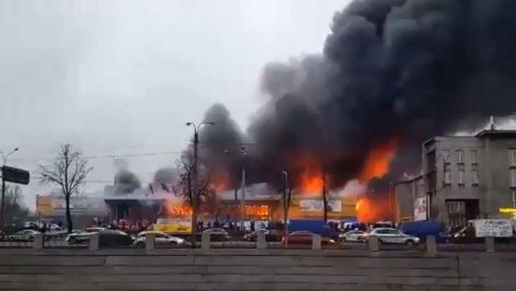 В Санкт-Петербурге сгорела и обрушилась «Лента»