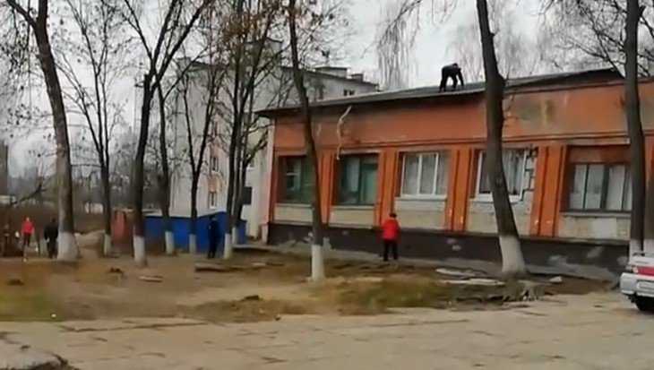 В Брянске голый наркоман сорвался с крыши общежития