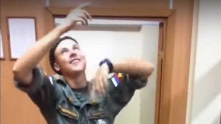 «Звезда» соцсетей брянский солдат-танцор Вася демобилизовался