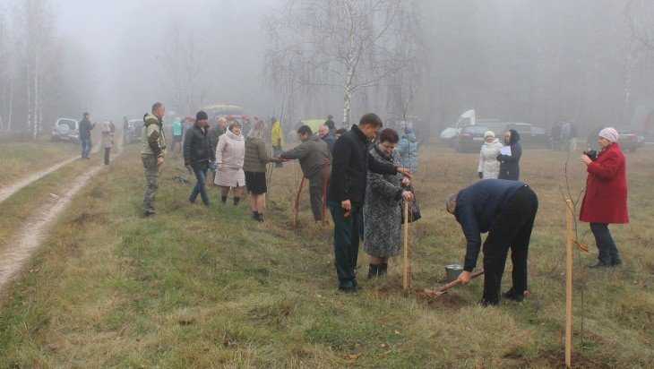 В клинцовской Речечке посадили аллею в память о сожженной деревне