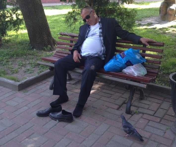 В Брянске подросток украл телефон у заснувшего на улице пьяного прохожего