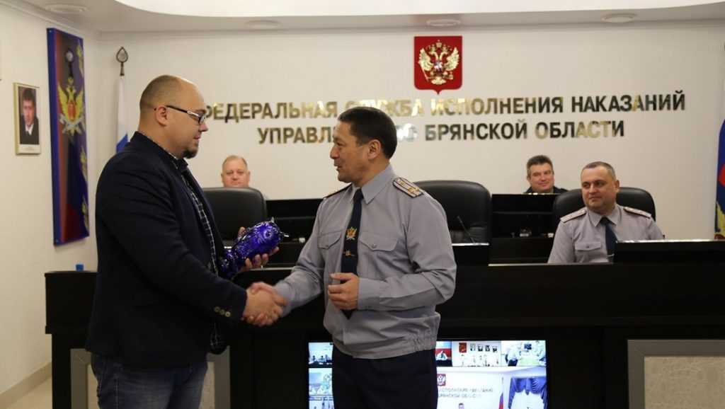 Начальник УФСИН наградил журналиста «Брянской губернии» Андрея Мамошина