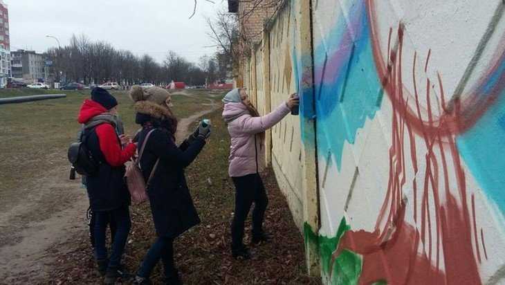 Забор на въезде в Фокинском районе отдали мастерам граффити