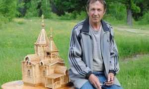 Житель брянского села создал удивительные макеты храмов