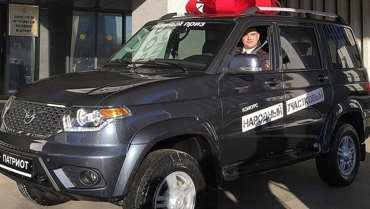 Брянскому полицейскому Кузюкову подарили автомобиль «УАЗ Патриот»