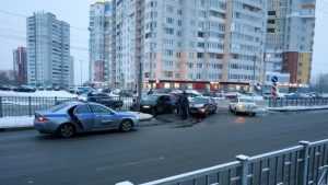 В Брянске возле гипермаркета «Линия» две легковушки обменялись ударами