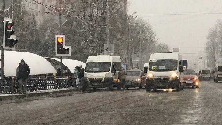 В Брянске возле автовокзала столкнулись маршрутка и легковушка