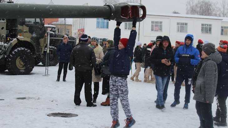 Показ артиллерийской техники прошёл в Почепе Брянской области