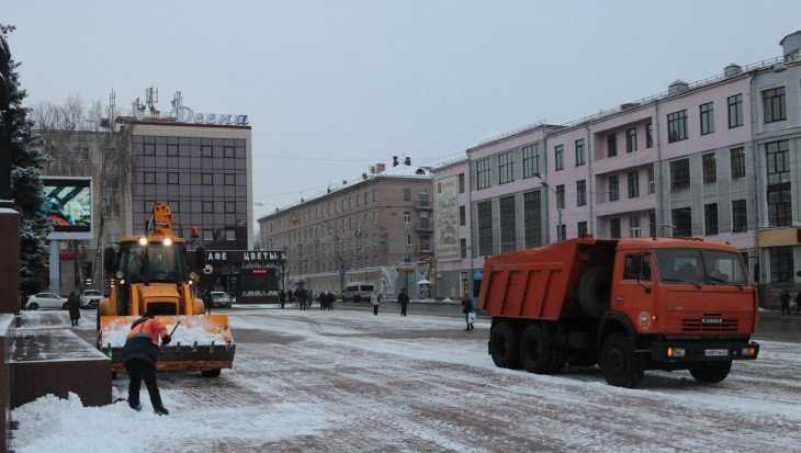 В выходные на битву с первым снегом в Брянске вывели 17 машин