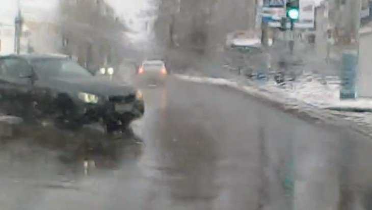 В Брянске сняли видео безумного маневра автомобилистки