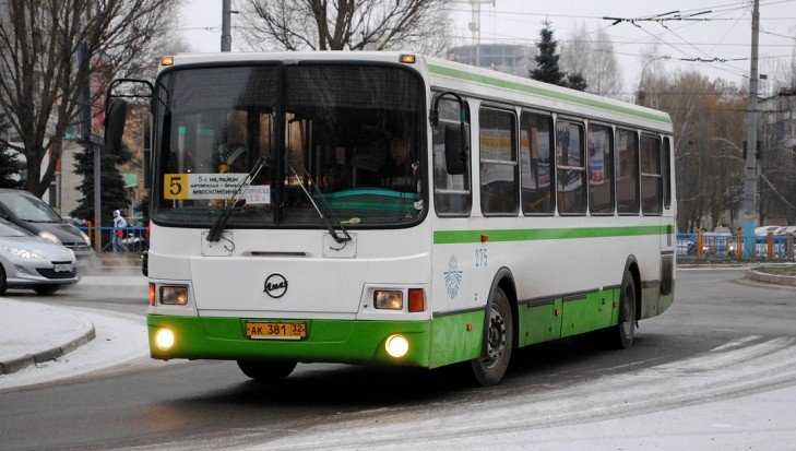 В Брянске 62-летняя пассажирка автобуса ЛиАЗ поранила пятку