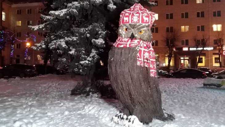 В Брянске коммунальщики согрели шарфом филина на площади Ленина
