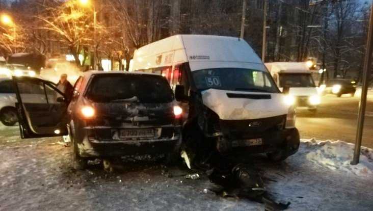 В Брянске в ДТП с маршруткой № 50 пассажирка поранила губу