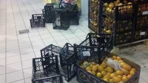 В брянском магазине устроили новогодний мандариновый погром