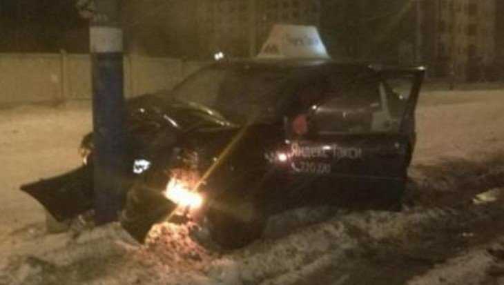 Брянский водитель «Яндекс. Такси» врезался в электроопору