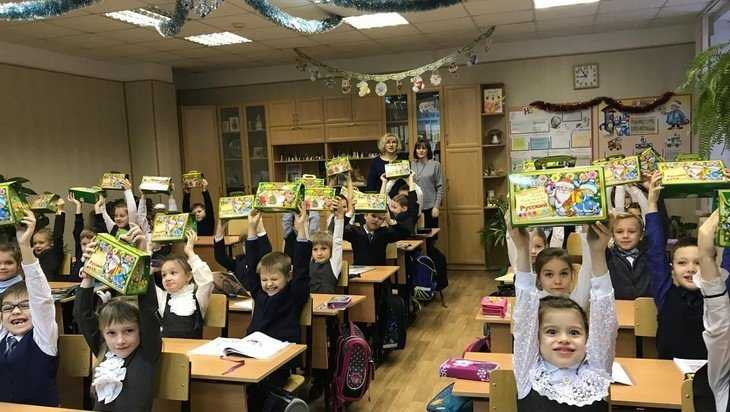 Депутат Брянской областной думы вручил тысячу подарков школьникам