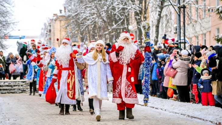 В Брянске прошел парад Дедов Морозов и Снегурочек