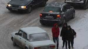 В Брянске снегопад парализовал движение на части улиц