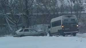 В Брянске на Вокзальной столкнулись легковой автомобиль и маршрутка