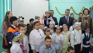 Замгубернатора Оборотов вручил подарки детям в Супоневском интернате