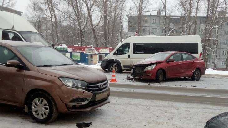 В ДТП под Брянском столкнулись две легковушки и микроавтобус
