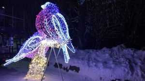Курган Бессмертия в Брянске украсили снегири и снеговик с оленем