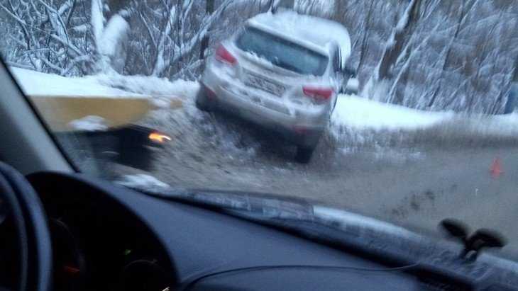 В Брянске неосторожный автомобилист вылетел на снежный вал