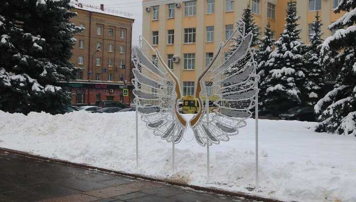 В центре Брянска к Новому году появились светящиеся крылья