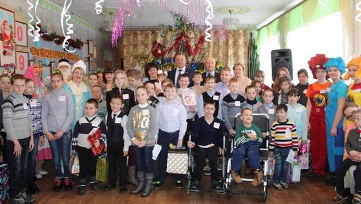 Депутаты на Новый год вручили брянским детям более 25 тысяч подарков