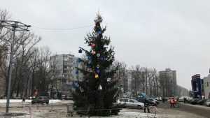 В Брянске на Авиационной улице установили елку и подсветили самолет