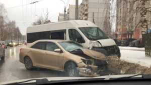 В Брянске на улице Крахмалёва столкнулись Toyota и микроавтобус