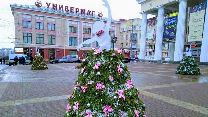 Центр Брянска украсили балерины в платьях с запахом ели