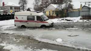 В Брянске на улице Медведева сняли утонувшую в луже скорую помощь