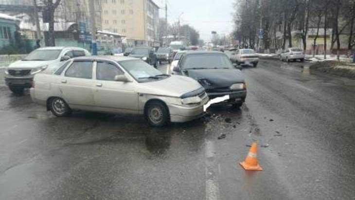 В Брянске в ДТП на улице Литейной водитель получил ушиб колена
